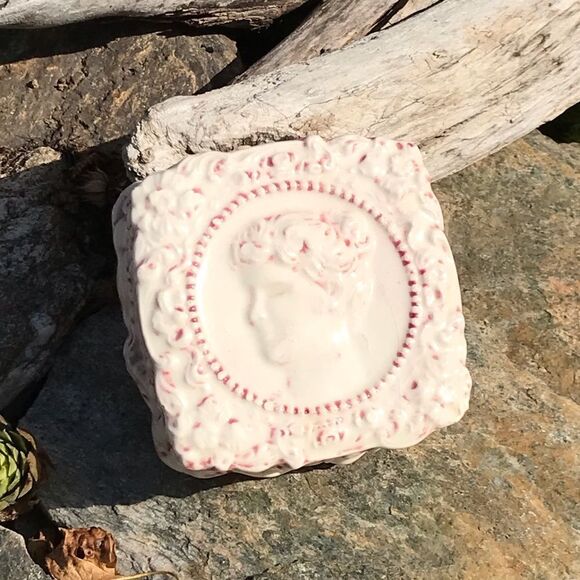 Vintage Jenny Lind Trinket Box - Picture 2 of 11